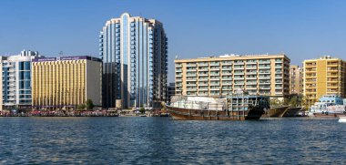 Dubai Creek, Dubai, Birleşik Arap Emirlikleri, Orta Doğu, Asya 'daki Skyline ve tekneler.