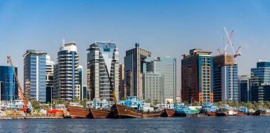 Dubai Creek, Dubai, Birleşik Arap Emirlikleri, Orta Doğu, Asya 'daki Skyline ve tekneler.
