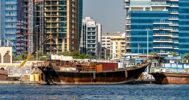 Dubai Creek, Dubai, Birleşik Arap Emirlikleri, Orta Doğu, Asya 'daki Skyline ve tekneler.