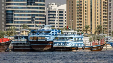 Dubai Creek, Dubai, Birleşik Arap Emirlikleri, Orta Doğu, Asya 'daki Skyline ve tekneler.
