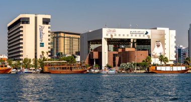 Dubai Creek, Dubai, Birleşik Arap Emirlikleri, Orta Doğu, Asya 'daki Skyline ve tekneler.