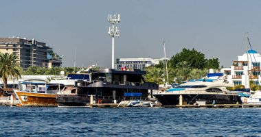 Dubai Creek, Dubai, Birleşik Arap Emirlikleri, Orta Doğu, Asya 'daki Skyline ve tekneler.
