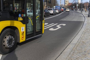 Birleşik otobüs ve bisiklet yolu, Schlobrcke Unter den Linden, Berlin-Mitte, Almanya