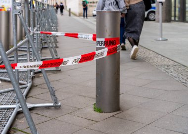 Polis kordonu, kırmızı ve beyaz bariyer bandı, Berlin, Almanya