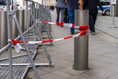 Polis kordonu, kırmızı ve beyaz bariyer bandı, Berlin, Almanya