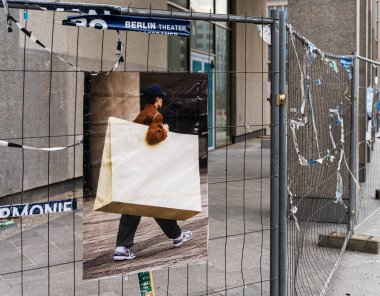 Sembolik fotoğraf, bir inşaat çitinde poster, Berlin, Almanya