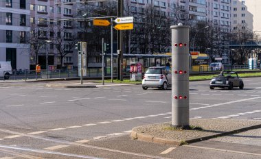 Berlin, Almanya 'daki bir kavşakta trafik kamerası var.