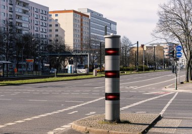 Berlin, Almanya 'daki bir kavşakta trafik kamerası var.