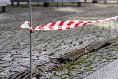 Berlin, Almanya 'daki Dışişleri Bakanlığı' nın kaldırımında tehlikeli bir noktanın yanındaki geçici bariyer.