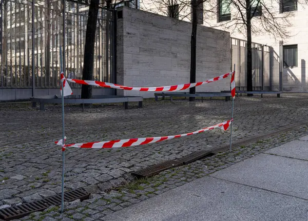 Berlin, Almanya 'daki Dışişleri Bakanlığı' nın kaldırımında tehlikeli bir noktanın yanındaki geçici bariyer.