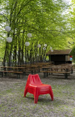 Kırmızı sandalye, bira bahçesi, İlkbaharda Volkspark Friedrichshain, Berlin, Almanya