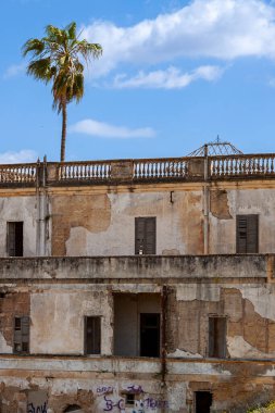 Terk edilmiş güney tarzı evleri olan eski bir kasaba, Arcos, Endülüs, İspanya,