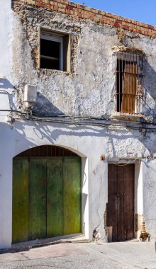 Terk edilmiş güney tarzı evleri olan eski bir kasaba, Arcos, Endülüs, İspanya,