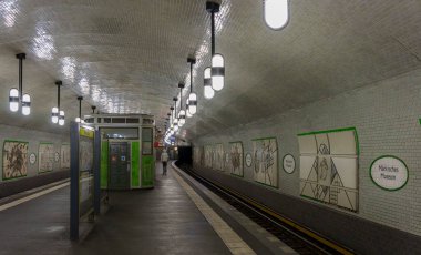 İç çekim, duvar mozaiği ve metro istasyonu Mrkisches Müzesi, Berlin, Almanya