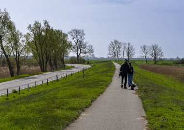 Açık havada bisiklet yolunda yürüyenler, Mnchgut, Rgen, Mecklenburg-Batı Pomerania, Almanya