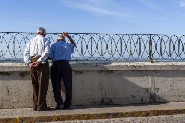 Vejer, Endülüs, İspanya 'nın küçük sokaklarında yaşlılar
