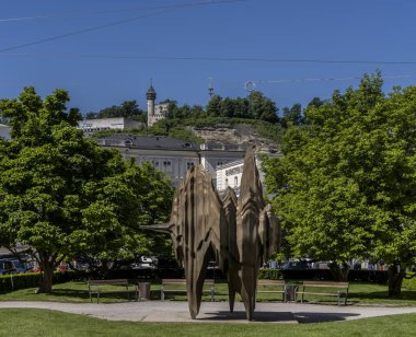 Salzburg Sanat Projesi, Caldera Yazan Anthony Cragg, Avusturya