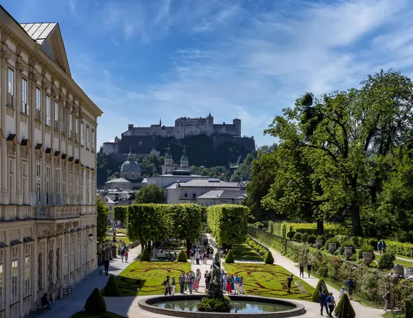 Salzburg, Avusturya, 18 Mayıs 2024, Mirabell Sarayı mimarisi, Mirabell Bahçeleri, Pegasus Çeşmesi ve Kuş Evi, Salzburg, Avusturya