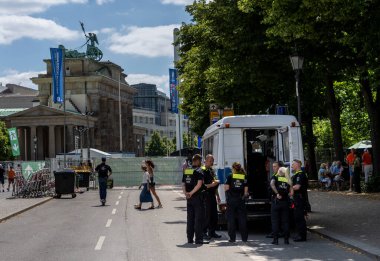 Berlin trafiğinde polis araçları, Berlin, Almanya