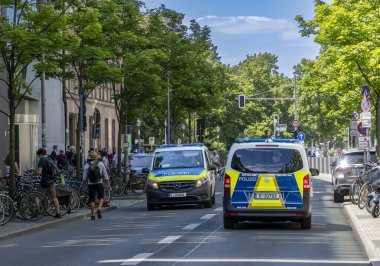 Berlin trafiğinde polis araçları, Berlin, Almanya