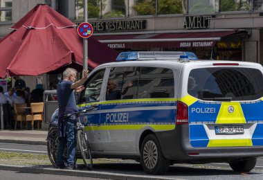 Berlin trafiğinde polis araçları, Berlin, Almanya