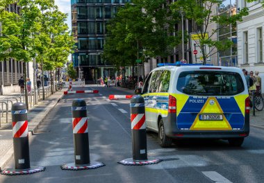 Berlin trafiğinde polis araçları, Berlin, Almanya
