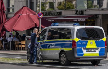 Berlin trafiğinde polis araçları, Berlin, Almanya