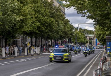 Berlin trafiğinde polis araçları, Berlin, Almanya
