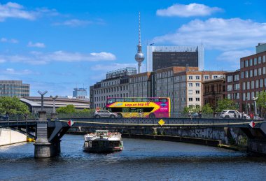 Spree 'de Berlin, Almanya' da geziye çıkan gemiler ve botlar