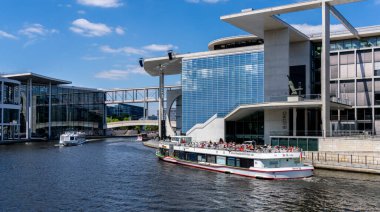 Spree 'de Berlin, Almanya' da geziye çıkan gemiler ve botlar