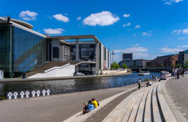 Spree 'de Berlin, Almanya' da geziye çıkan gemiler ve botlar