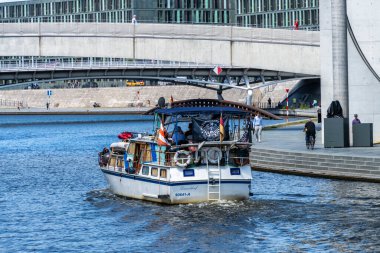 Spree 'de Berlin, Almanya' da geziye çıkan gemiler ve botlar