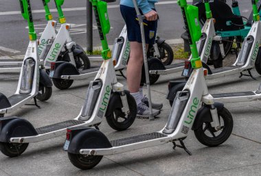 Berlin, Almanya 'da park halindeki elektrikli scooterlar