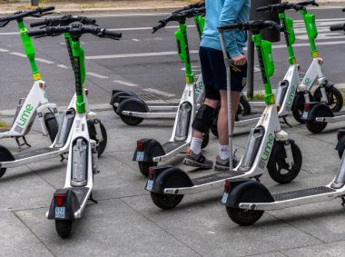 Berlin, Almanya 'da park halindeki elektrikli scooterlar