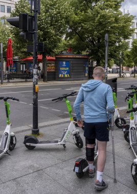 Berlin, Almanya 'da park halindeki elektrikli scooterlar