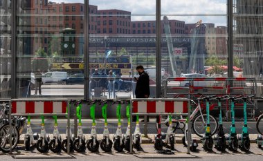 Berlin, Almanya 'da park halindeki elektrikli scooterlar