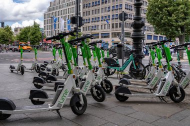 Berlin, Almanya 'da park halindeki elektrikli scooterlar