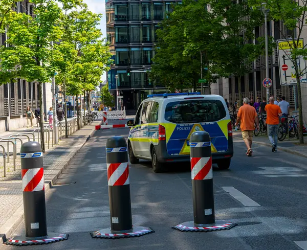 Berlin trafiğinde polis araçları, Berlin, Almanya