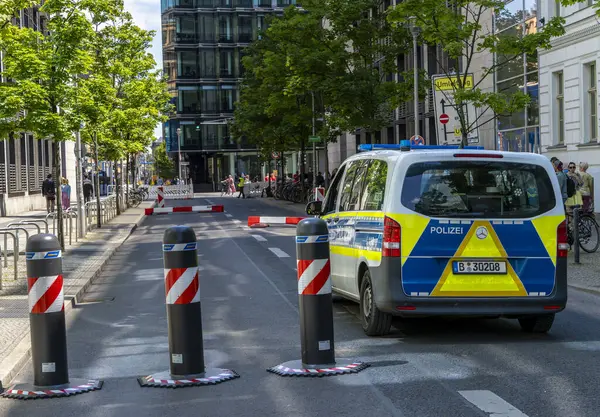 Berlin trafiğinde polis araçları, Berlin, Almanya