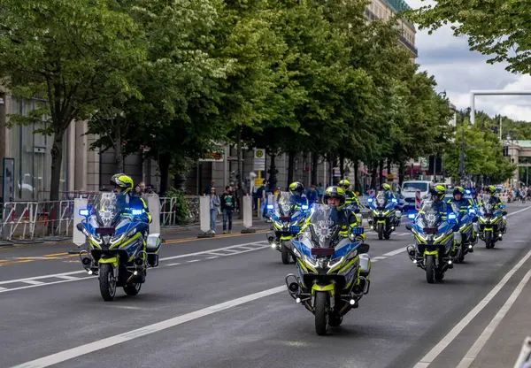 Berlin trafiğinde polis araçları, Berlin, Almanya