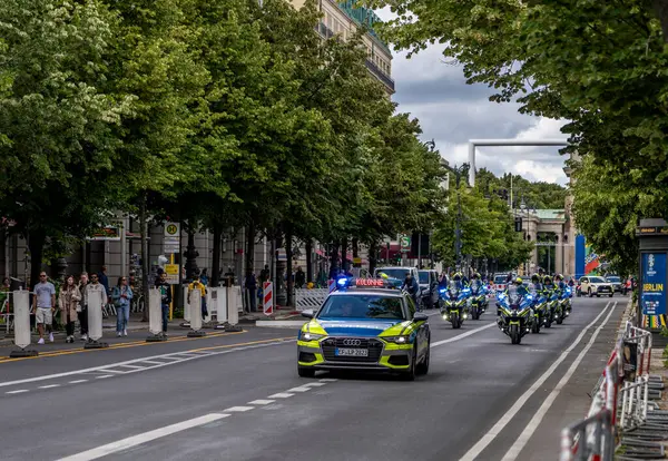 Berlin trafiğinde polis araçları, Berlin, Almanya