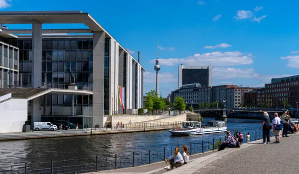 Spree 'de Berlin, Almanya' da geziye çıkan gemiler ve botlar