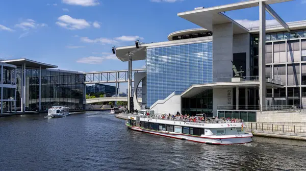 Spree 'de Berlin, Almanya' da geziye çıkan gemiler ve botlar