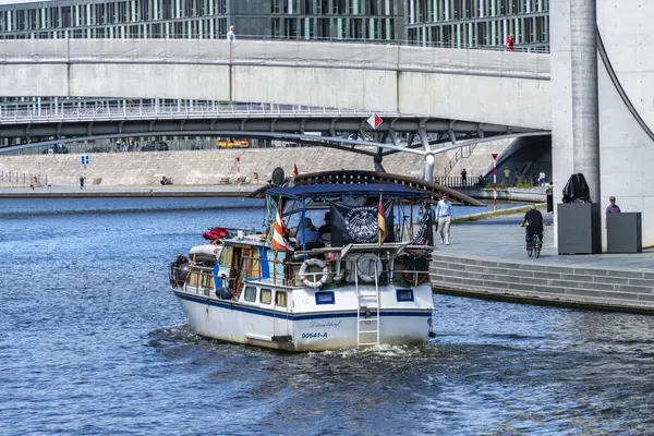Spree 'de Berlin, Almanya' da geziye çıkan gemiler ve botlar