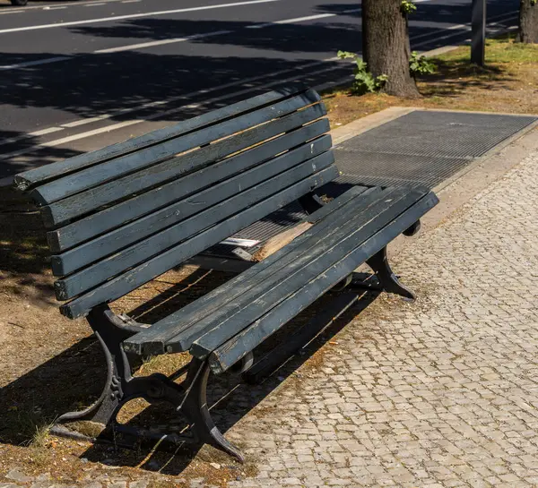 Bulvardaki harabe banklar Unter den Linden, Berlin, Almanya