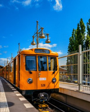 Warschauer Strae metro istasyonu, Berlin, Almanya 'da toplu taşıma