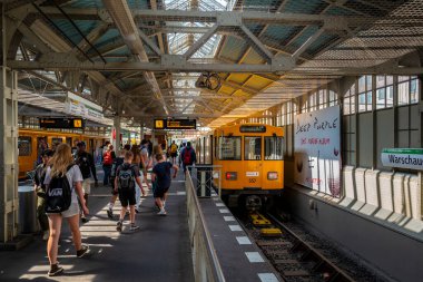 Warschauer Strae metro istasyonu, Berlin, Almanya 'da toplu taşıma