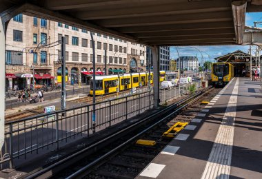 Warschauer Strae metro istasyonu, Berlin, Almanya 'da toplu taşıma