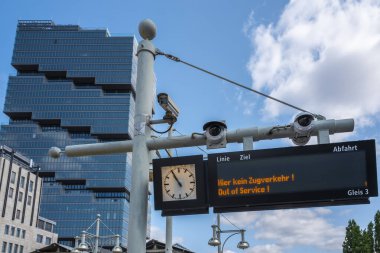 Amazon Genel Merkezi Berlin, Warschauer Strae metro istasyonu, Berlin, Almanya