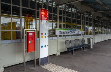 Warschauer Strae metro istasyonu, Berlin, Almanya 'da toplu taşıma